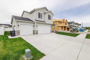 View of front facade with a front yard