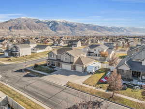 Aerial view with a mountain view