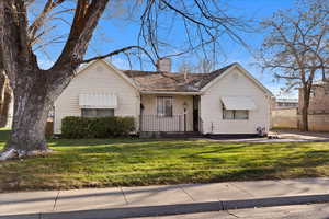 View of front of house featuring a front yard