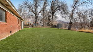 View of yard featuring a mountain view