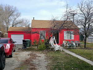 View of front of house featuring a garage