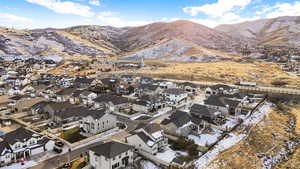 Aerial view with a mountain view