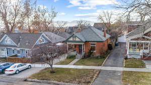 View of front facade with a front yard