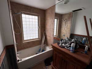 Bathroom with tiled shower / bath