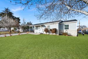 View of front facade featuring a front lawn