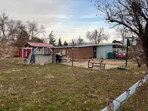 View of yard featuring a shed