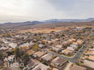 Birds eye view of property featuring a mountain view