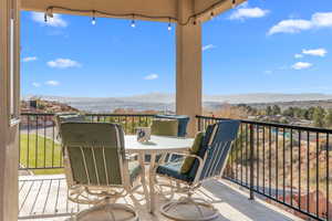 Balcony featuring a mountain view