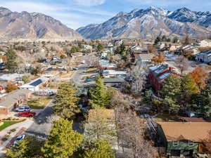 Aerial view with a mountain view