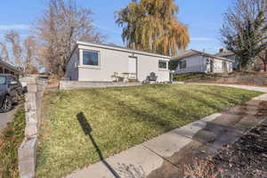 View of front of house featuring a patio and a front yard