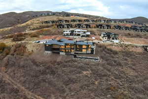 Aerial view of property's location featuring a mountain backdrop