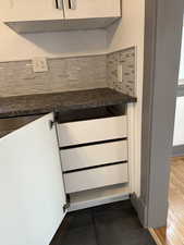 Kitchen cabinet pull out shelves