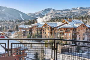 Balcony featuring a mountain view