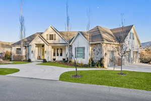 View of front facade with a front yard