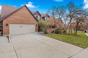 View of front facade featuring a front yard