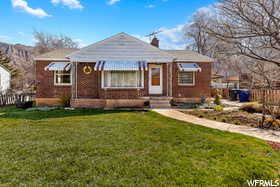 Bungalow featuring a front lawn