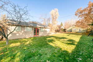 View of yard featuring an outdoor structure