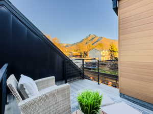 Balcony featuring a mountain view