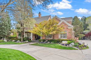 View of front facade featuring a front yard