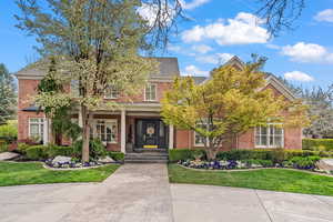 View of front facade with a front lawn