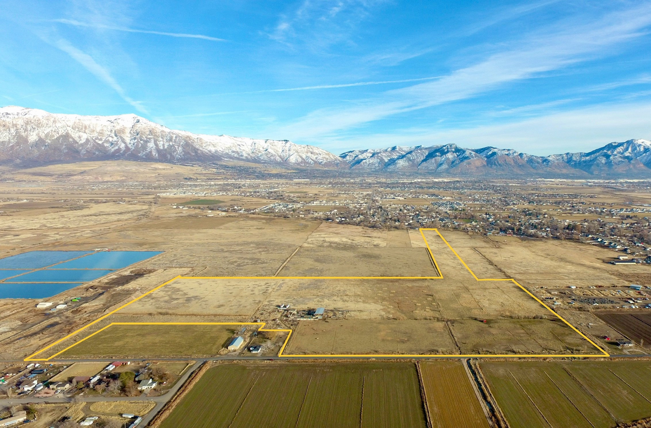 Aerial view with a mountain view