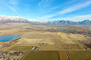 Aerial view with a mountain view