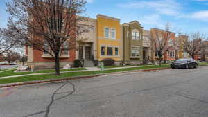 View of front facade featuring a front lawn