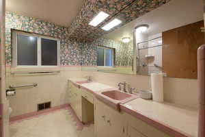 Full bathroom with tub/shower, toilet and double sinks