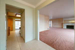 Entry way with crown molding