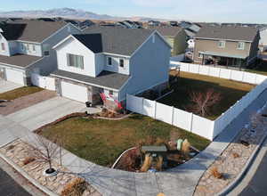 Birds eye view of property featuring a mountain view