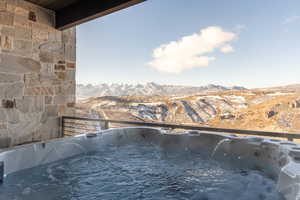 Balcony with a mountain view and a hot tub