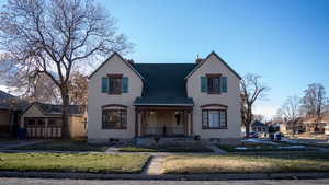 View of front facade with a front lawn