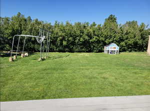 View of yard with an outbuilding