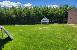 View of yard featuring a storage shed