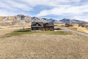 View of front facade featuring a mountain view and a front yard