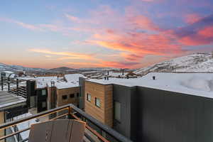 City view featuring a mountain view