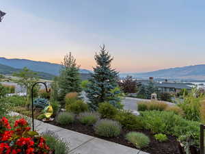 View of property's community with a mountain view