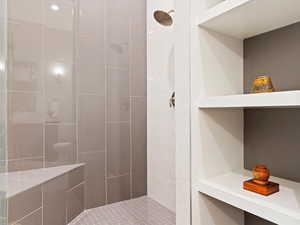 Bathroom featuring a tile shower