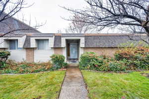 View of front facade featuring a front yard