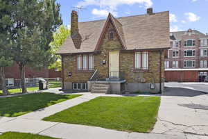 View of front facade with a front yard