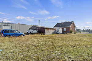 View of yard featuring an outdoor structure