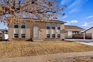 View of front facade with a front yard