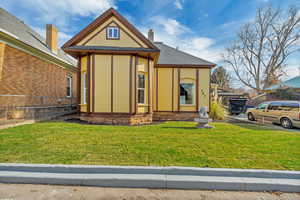 View of front of property featuring a front lawn