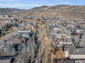 Aerial view with a mountain view