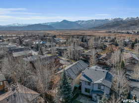 Aerial view with a mountain view