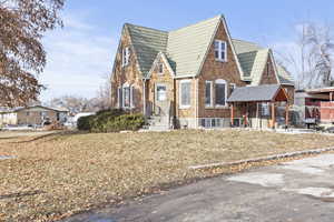 View of front facade featuring a front yard