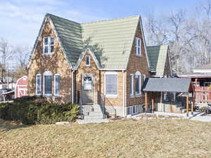 View of front of house featuring a front lawn