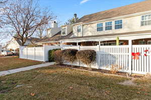 View of front facade featuring a front lawn