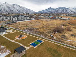 Birds eye view of property featuring a mountain view