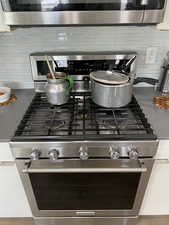 Interior details featuring tasteful backsplash and high end range